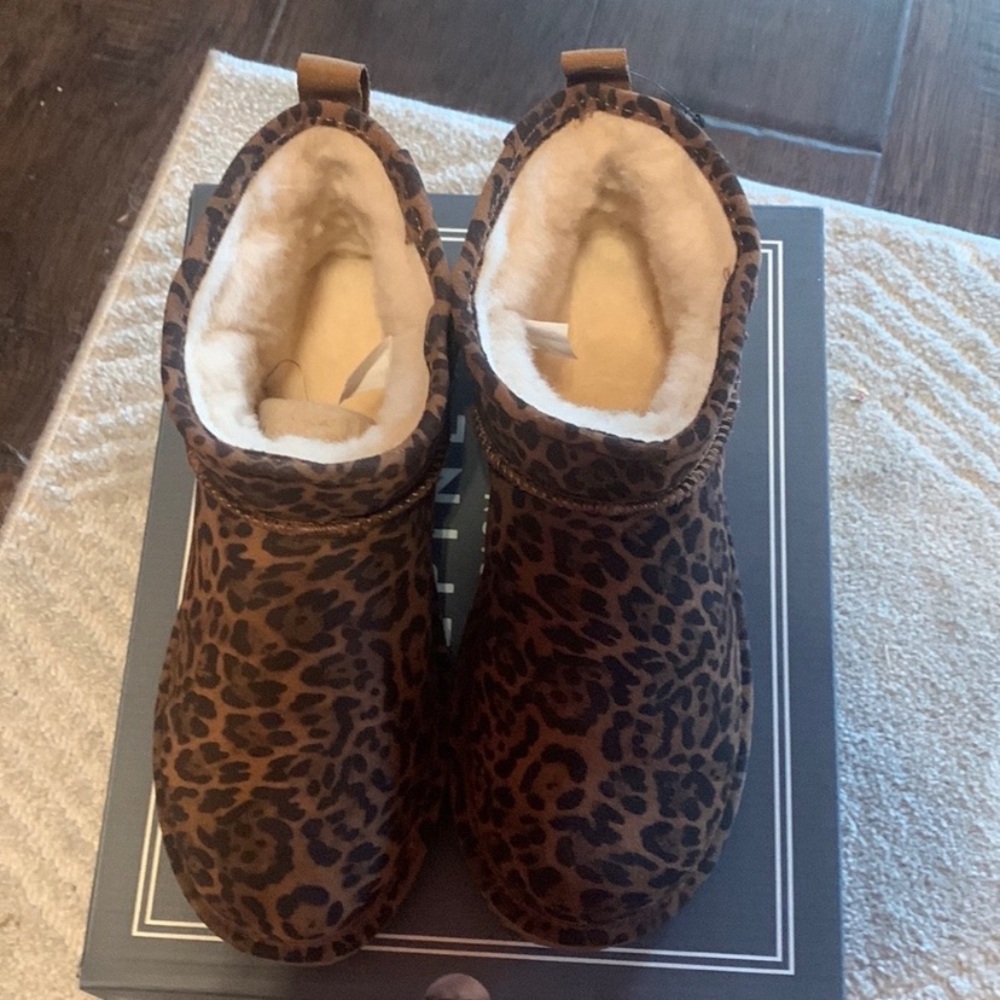 Alpine Design Brown Leopard Print Women's Slippers